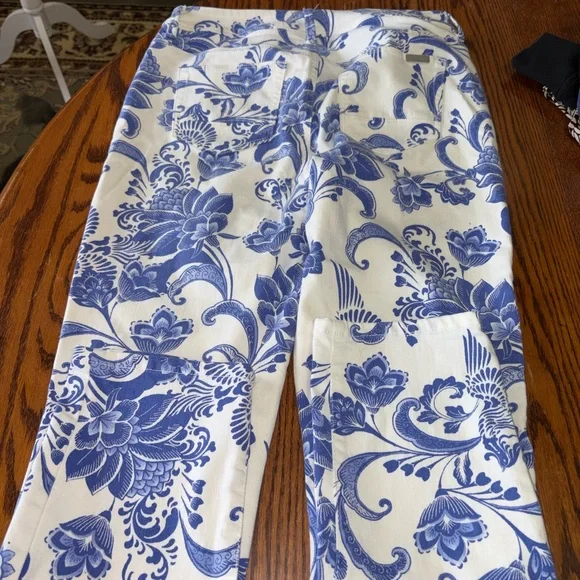 CHICOS THE SO SLIMMING GIRLFRIEND CROP WHITE WITH BLUE PAISLEY FLIRAL PATTERN - Picture 5 of 7